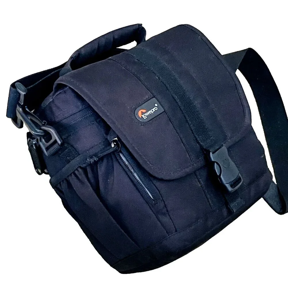 Lowepro Camera Case Adventura 140 Ripstop Small 8 x 8 in Black Padded Strap